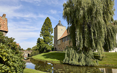 Eine Gräfte umgibt die imposante Wehranlage Schloss Steinfurt