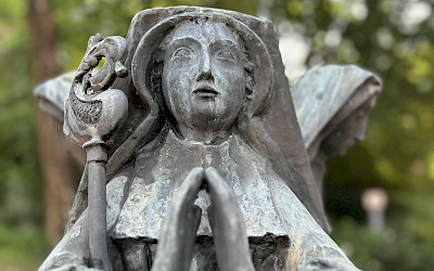 Bronzestatue der Stiftsdamen an der Emsdettener Straße