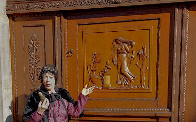 Petronella Gempt, vor der historischen Elefantenapotheke