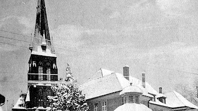 Hofmann´s Kapellken an der unteren Emsdettener Straße. An diesem Ort stand einst das Stiftstor. Im Hintergrund ist die St. Nikomedes Kirche zu erkennen. Diese Aufnahme entstand um 1925.