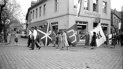 Empfang des Bischofs im Jahr 1958, hinten links im Bild das Kanonikatshaus