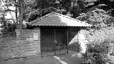 Direkt auf dem heutigen Gelände der Marienschule, verläuft die alte Stiftsmauer, welche auch Stadtmauer genannt wird.