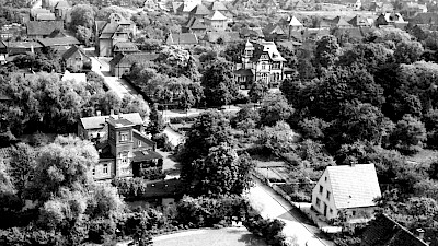 Blick vom Kirchturm auf die Breulstraße, welche direkt vor dem Dermter Teich verläuft.