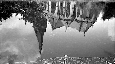 Spiegelung der St. Nikomedes Kirche im Dermter Teich