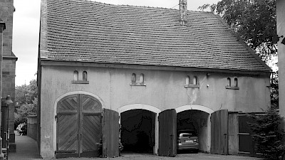 Im Bild ist die heutige Remise zu sehen. Einst Standort der Abtei.