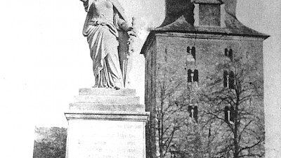 Die Germaniastatue vor der Stiftskirche um ca. 1881