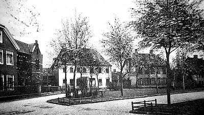 Zu sehen sind die alten Stiftshäuser am Kirchplatz, um ca. 1930