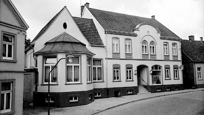 Standort der ehem. Vikarie und rückseitig des Brauhauses. Leider ist an dieser Stelle nichts mehr von den Überresten zu sehen. Im Bild, die ehem. Gaststätte Tümler. Auch dieses Haus ist mittlerweile abgerissen.