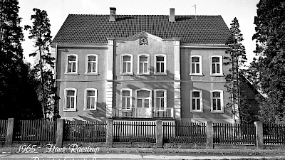 Dieses Bild stammt aus dem Jahr 1965. Deutlich zu erkennen, der Vorbau mit den großen Säulen wurde abgetragen.