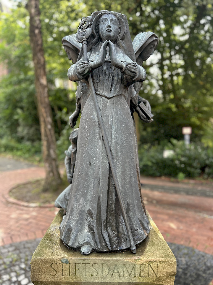 Bronzestatue der Stiftsdamen an der Emsdettener Straße