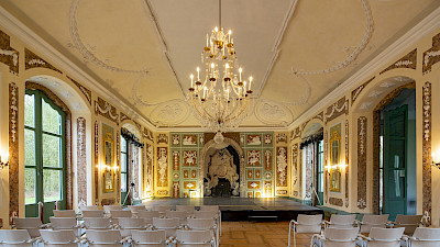 Die Aufnahme zeigt die Galerie mit Bestuhlung.