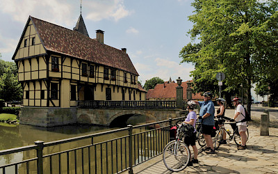 Radwanderer am Schloss Steinfurt